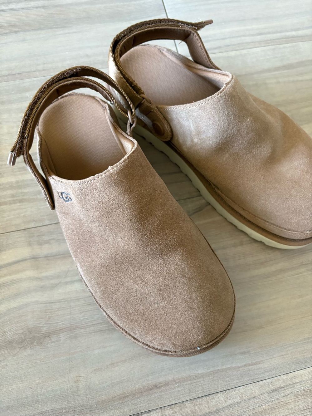 Women’s Ugg Goldenstar Clog Slipper Size 8 chestnut